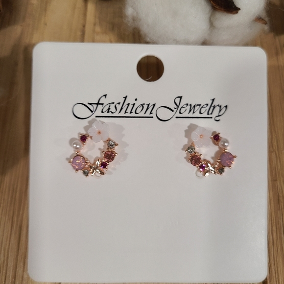 🎊🎊NEW🎊🎊GORGEOUS!! Dainty Wreath Earrings in ROSE GOLD Plating - Picture 15 of 16